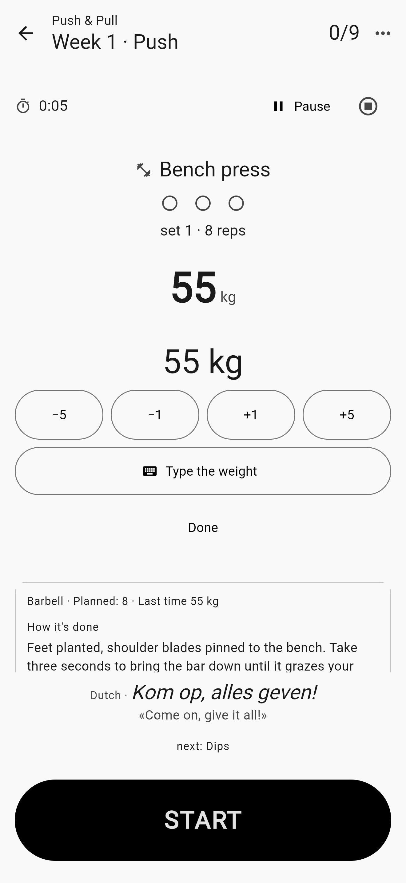 The first set before it starts: «Bench press», set 1 of 3 at 8 reps, 55 kg with the −5, −1, +1 and +5 buttons to correct it, the «How it's done» box with the explanation, and the START button as wide as the screen at the bottom.